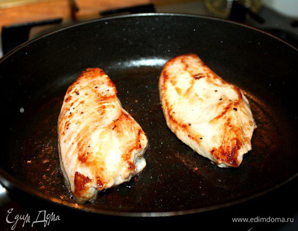 Куриное филе замариновать в смеси лимонного сока и растительного масла.Посолить,поперчить и отставить на 15-20 минут.Затем обжарить филе на растительном масле до готовности.