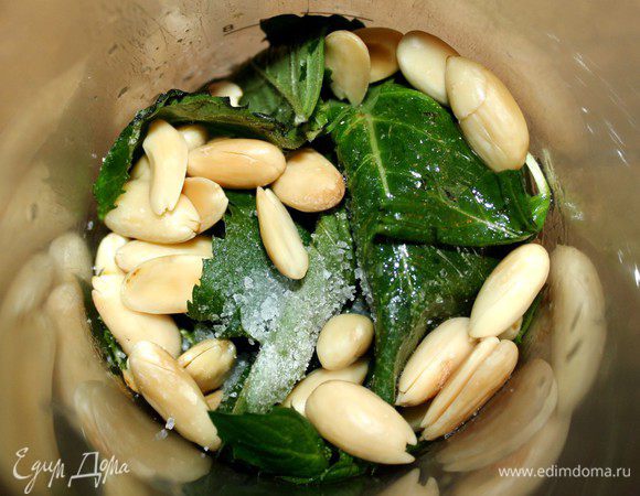 Для мятного песто сложить в блендер все ингредиенты и взбить до однородного состояния.Для заправки песто немного густовато,поэтому можно разбавить его растительным маслом.