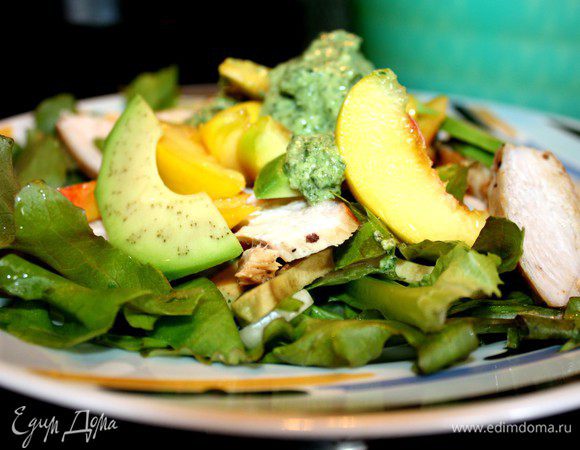 Авокадо разрезать пополам,удалить кость и очистить.Нарезать авокадо и нектарины дольками,куриное филе-на небольшие кусочки,лук-кольцами.Листья салата выложить на блюдо,сверху уложить остальные ингредиенты.Заправить салат соусом.Приятного аппетита!