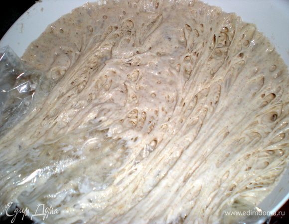 лОпара:Смешать дрожжи с водой,добавить муку.Хорошо перемешать и накрыть пленкой(закрепите пленку резинкой.Поставить в холодильник на ночь,но можно и  и при комнатной температуре оставить на 4-5 часов.Но чем медленнее тесто подходит,тем оно вкуснее в итоге.