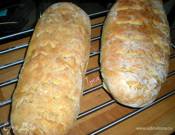 Багеты и батоны после выпечки остудить на решетке.Багеты и батоны можно заморозить.Для этого багеты нужно печь 8-10 мин,маленькие батоны 12-25мин,а большие20-25 мин.пока корочка не приобретет золотистый оттенок.Допекать хлеб надо,не размораживая в разогретой духовке до 200гр.8-10 мирн для багетов,12-15 для маленьких и 15-18 для больших.У меня заморозить не получилось,т.к. разлетелись батончики в момент))