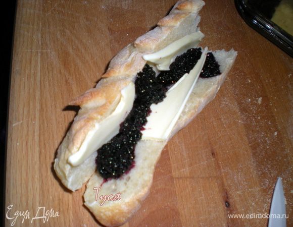 Свежий багет с маслицем и вареньецем...ммм...и жизнь удалась!!!