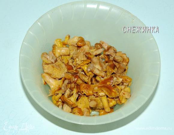 Нам понадобится 100 г. отварных лисичек. Потому как они увариваются где-то вдвое, то изначально свежих лисичек должно быть 200 г. Отвариваем их 30-40 минут в подсоленной воде.