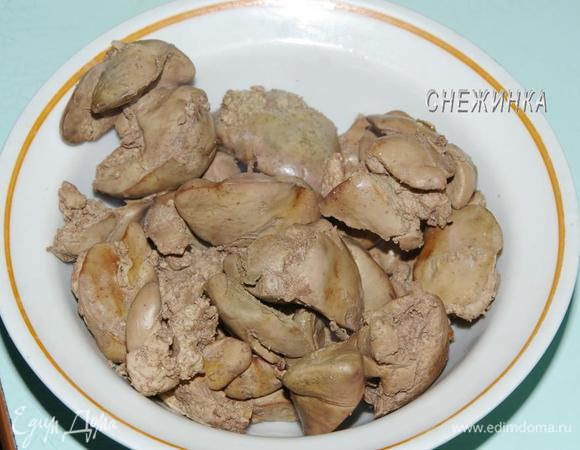 Куриную печень хорошо промываем. Варим 30 минут, добавив соль, лавровый лист и розмарин. Готовую печень остужаем.