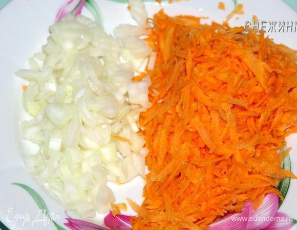 Лук чистим, нарезаем небольшим кубиком. Морковь чистим, моем, натираем на крупной терке. Лисички если крупные немного измельчаем, маленькие я оставляю целенькими.