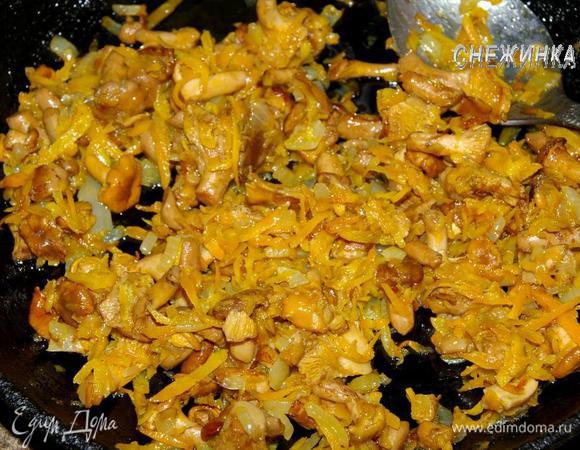 На сковороде разогреваем растительное масло. Кладем лук и морковь, держим несколько минут до мягкости. Потом добавляем грибы и жарим все до готовности. Оставляем.