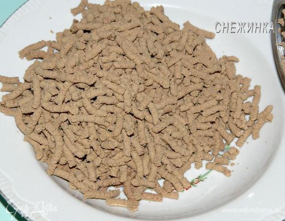 Печень пропускаем через мясорубку.