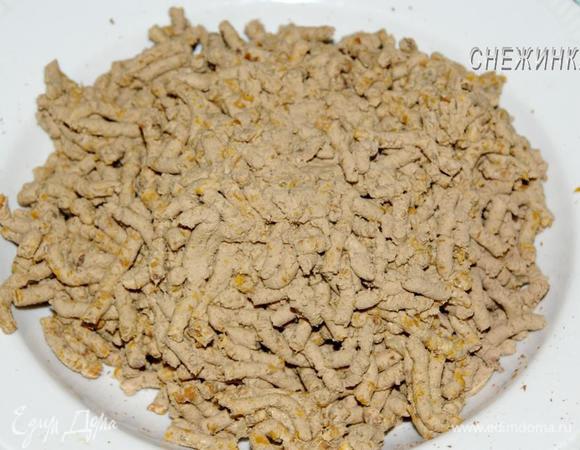 Затем пропускаем еще раз уже совместно с грибами, луком и морковью.