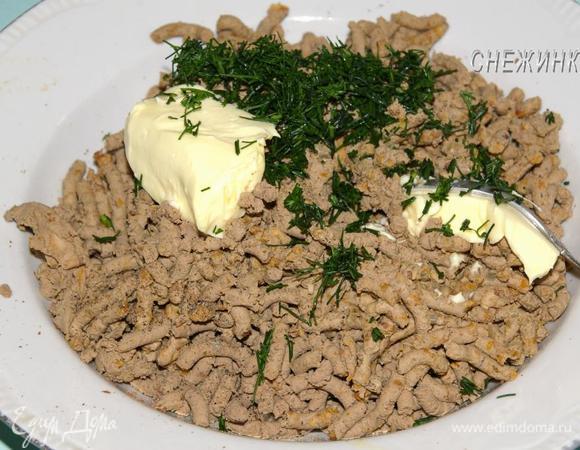 Добавляем размягченное сливочное масло и измельченный укроп. По вкусу приправляем, по необходимости подсаливаем.