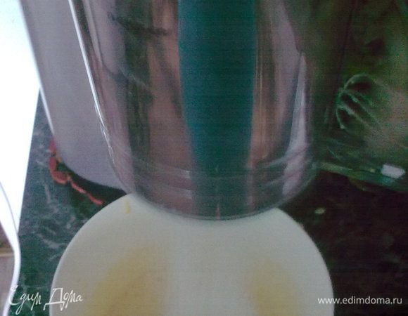 просеиваем в чашку муку