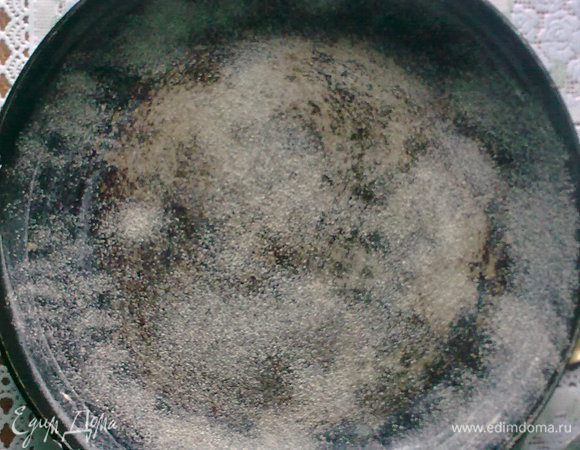 форму смазываем маслом и посыпаем манкой
