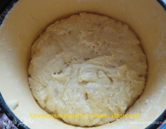 Приготовить дрожжевое тесто, накрыть салфеткой. Поставить в теплое место на 2 часа.