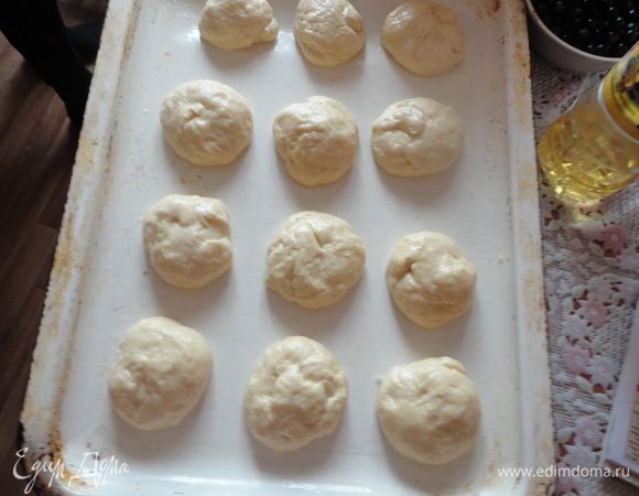 На противень смазанный маслом, выложить тесто в виде шариков.