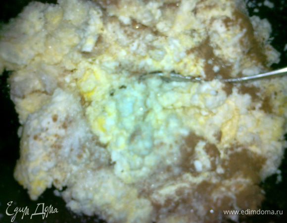 делаем начинку-делим творог на двое и ложим по тарелочкам,в один творог добавляем 1 ст.л.сахара и 1 ч.л.корицы,1 яйцо и тщательно перемешиваем