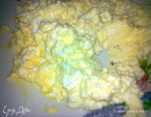 берем вторую часть творога ложим яйцо и переминаем вилочкой