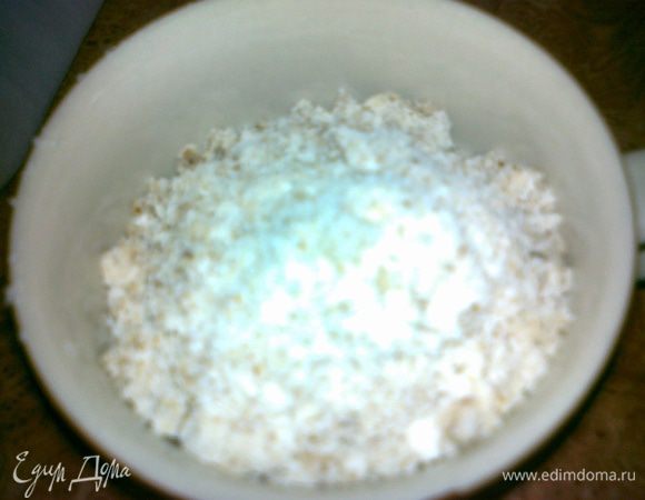 берем кофемолку ложим наши орехи и 2 ст.л.сахара,хорошо перемелываем в крошку