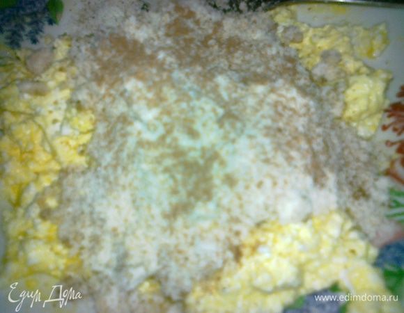 добавляем в наш творог перемешаный с яйцом и добавляем остальную корицу, хорошо перемешиваем