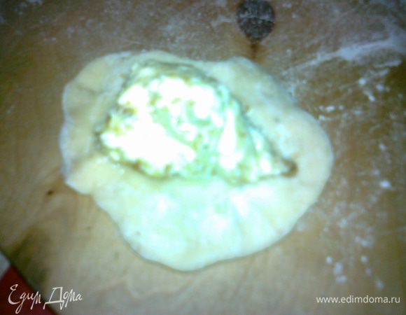 теперь делим тесто на кусочки маленькие раскатываем и начинаем лепить