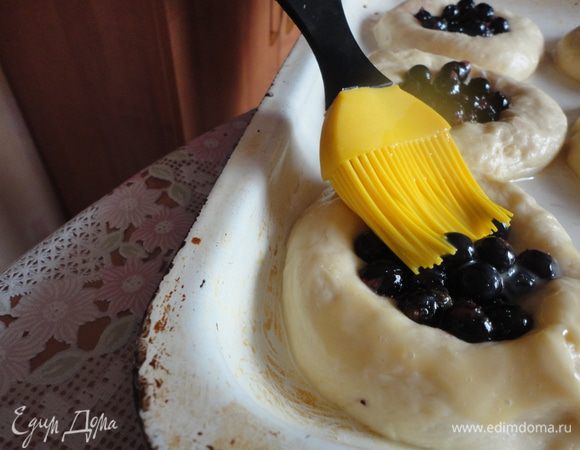 С помощью силиконовой кисти смазать ватрушки яйцом.
Выпекать в разогретой духовке  30 минут.