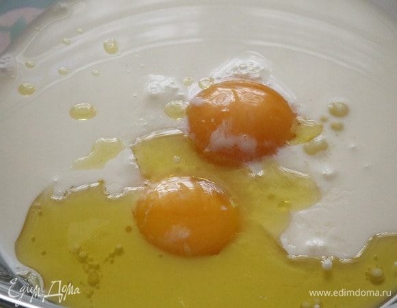 Сливки нужно подогреть. В глубокую миску затем добавить желтки, оцт, растительное масло, соль и перец по вкусу. Все перемешать, добавить муку, столько сколько возьмет тесто, оно должно быть не очень крутое. 