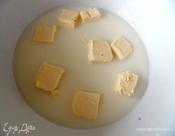 Наливаем в миску воду и молоко, добавляем сливочное масло и щепотку соли. Ставим на огонь. Доводим до кипения.
