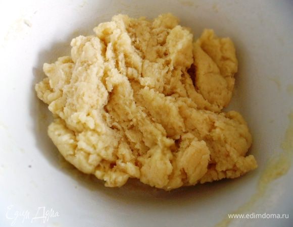 Всыпать сразу всю муку и, хорошо промешивая до однородной массы, варить еще 2–3 минуты.