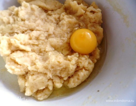 Снять с огня, дать остыть и добавить по одному яйца, каждый раз хорошо перемешивая.