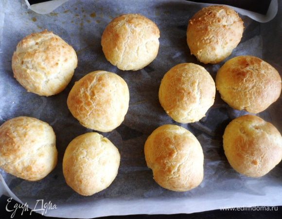 Поставить выпекаться в духовку, разогретую до 190°C, на 30–35 минут.