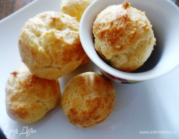 Готовые остывшие профитроли наполнить лимонным кремом при помощи кондитерского мешка. Приятного чаепития!