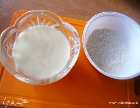 Для льезона:
Яйцо взбить, добавить молоко и соль, снова взбить. Насыпать в отдельную миску немного муки