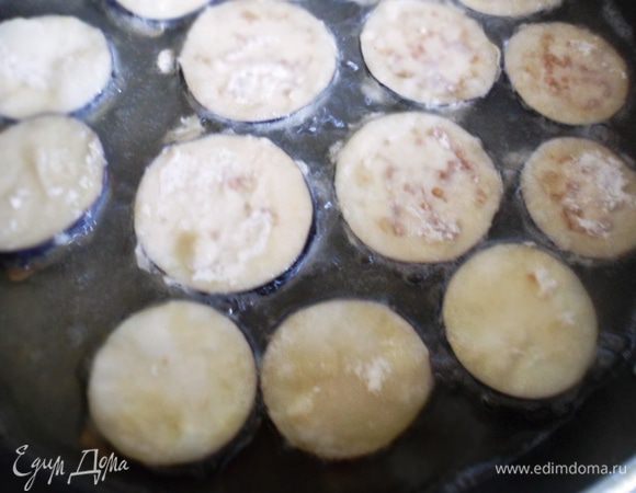 Кружочек баклажана обмакнуть сначала в льезон, затем обвалять в муке и выложить на хорошо разогретую сковороду с маслом, обжарить до золотистого цвета с обеих сторон