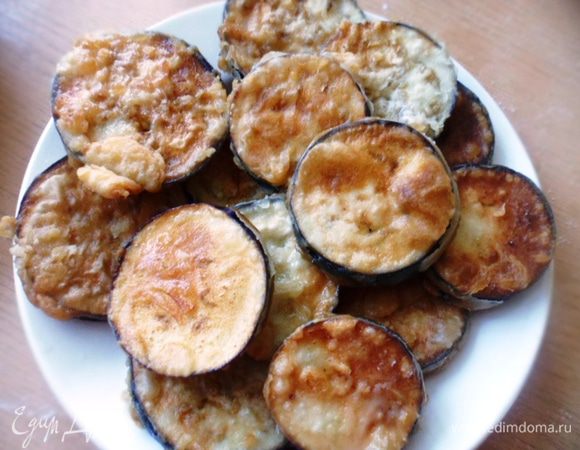 Готовые баклажаны выложить на салфетку, чтобы впиталось лишнее масло