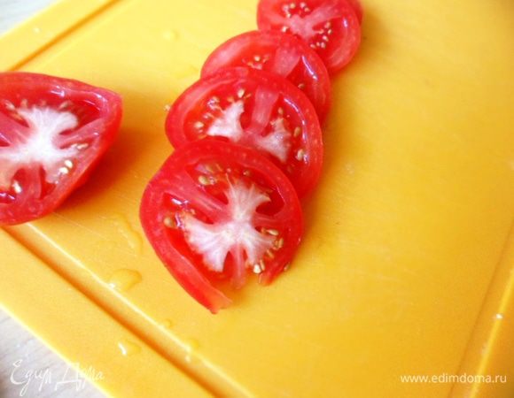 Помидоры нарезать тоненькими кружочками 