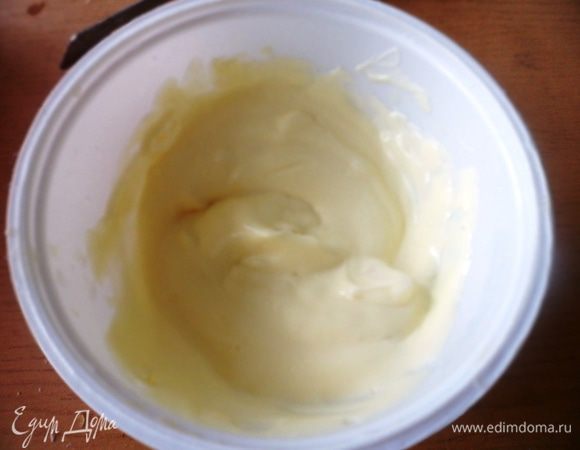 В отдельной миске смешать сметану с горчицей, добавить раздавленный чеснок, перемешать
