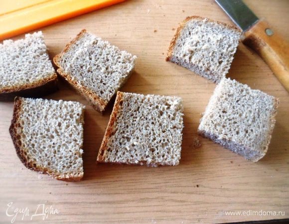 Нарезать на тонкие ломтики хлеб