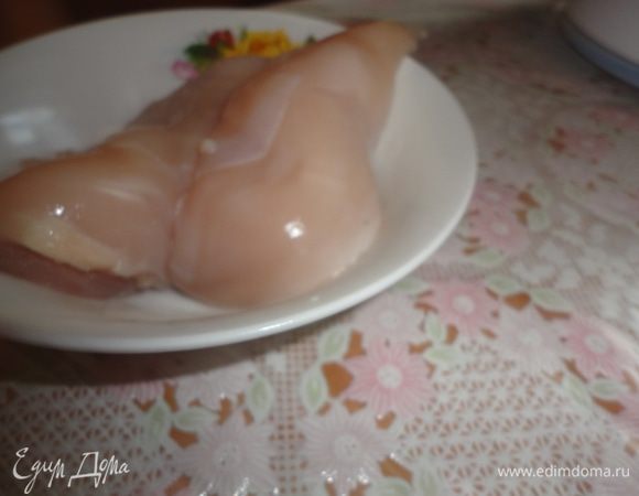 Куриное филе нарезать кусочками.