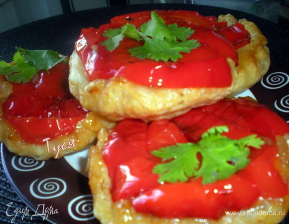 Выпекать в разогретой до 200гр духовке 30-40 мин.Готовые пироги перевернуть на блюдо и подавать как теплыми,так можно и холодными.