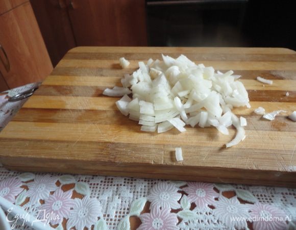 Лук мелко нарезать.