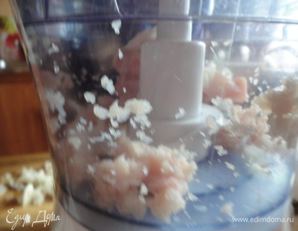 Мясо и лук провернуть в комбайне.