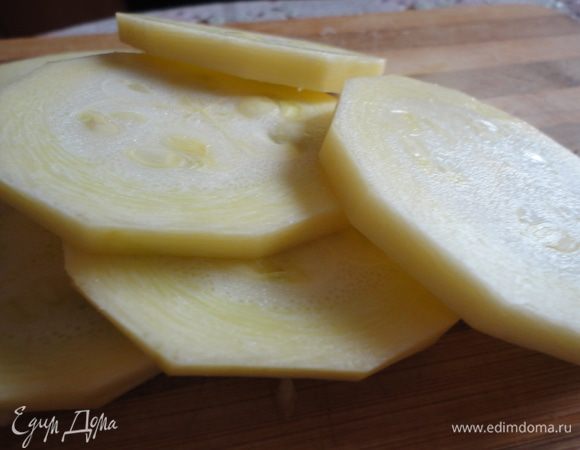 Кабачок нарезать кольцами.