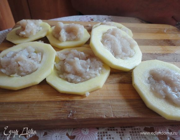 Наполнить дырочки фаршем.