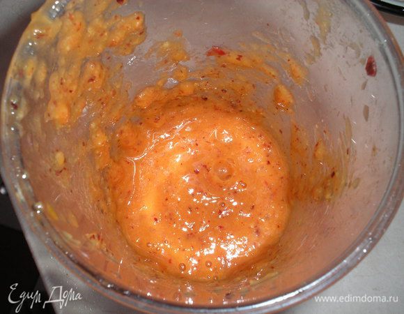 Для начала приготовим фруктовое пюре. Взбиваем любые фрукты или ягоды в пюре, у меня персики.Добавляем от половины до целой банки сгущенного молока( по вкусу, в зависимости от того, настолько сладкие у вас фрукты, я давала целую банку), взбиваем блендером.