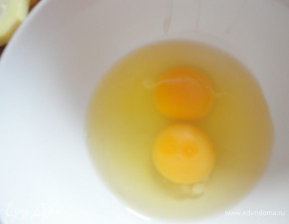 яйца взбить венчиком, добавить соль, молотый перец.