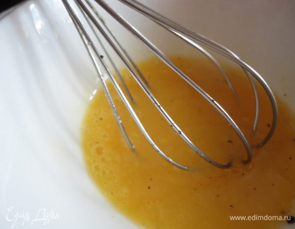 Добавить муку, хорошо взбить.