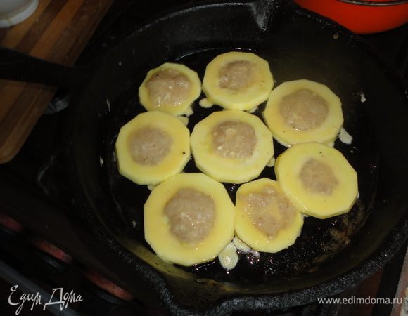 Обмакивать колечки с фаршем в кляр, жарить на растительном масле.
У меня кляр получился жидковат, нужно делать погуще.