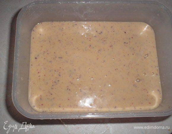 Добавляем пюре из морозилки, все вместе взбиваем в воздушную массу. переливаем смесь в контейнер и ставим в морозильную камеру на несколько часов, пару раз перемешиваем мороженое, что-бы не образовались льдинки. 