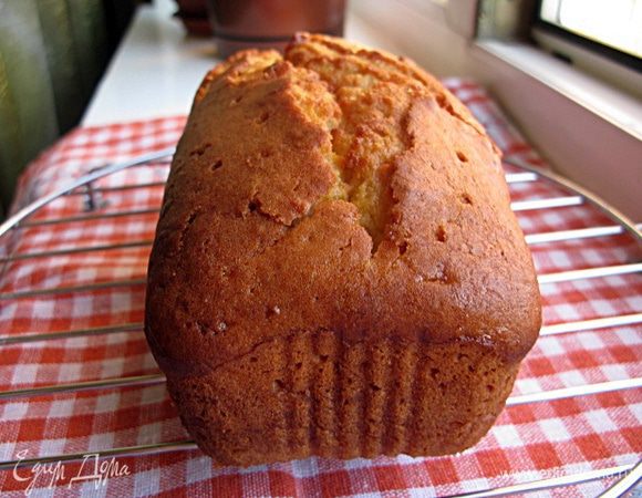 С лимона на терке снять цедру, выжать сок.
Муку смешать с разрыхлителем и просеять. Смешать с цедрой. Масло взбить с сахаром (2 ст.л. отложить), добавить по 1 яйца, после каждого взбить. Влить кефир, размешать. Всыпать муку с цедрой. Быстро размешать, буквально несколько оборотов - не усердствуем. 180 гр 1 час, до сухой зубочистки. Лимонный фреш с 2 ст.л. сахара прогреваем до растворения сахара. Достаем готовый кекс, остужаем на решетке и пропитываем лимонным сиропом. Приятного аппетита!