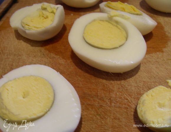 Яйца отвариваем. Затем остужаем, чистим и разрезаем напополам.
