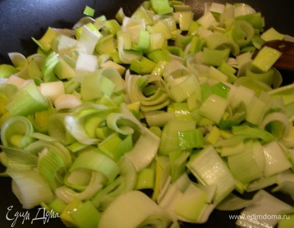 В сковороде растапливаем 25 г сливочного масла и обжариваем нарезанный тоненькими клечками лук-порей минут 5 на небольшом огне. Он должен стать немного мягким, но в кашу его превращать не надо.

