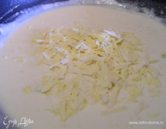 Для соуса бешамель растапливаем 50 г сливчного масла, добавляем муку, готовим пару минут, интенсивно помешивая, затем постепенно вливаем молоко. Все время помешиваем, чтобы получилас однородная масса без комочков. Готовим его на небольшом огне минут 6. Даем остыть несколько минут, затем добавляем 2/3 чеддера и пармезан.
